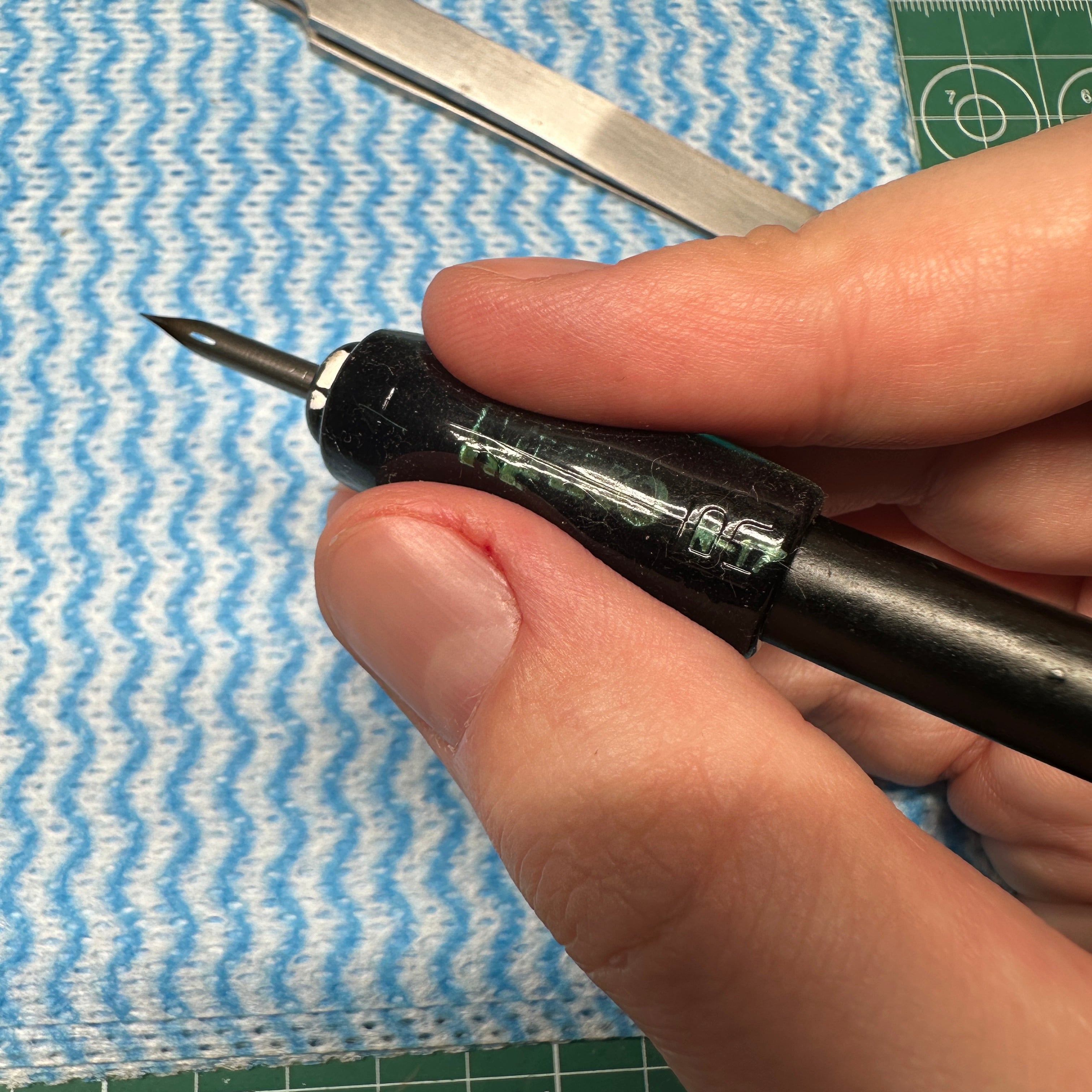 KUTSUWA PUNYU GRIP PENCIL GRIP (Right Handed)